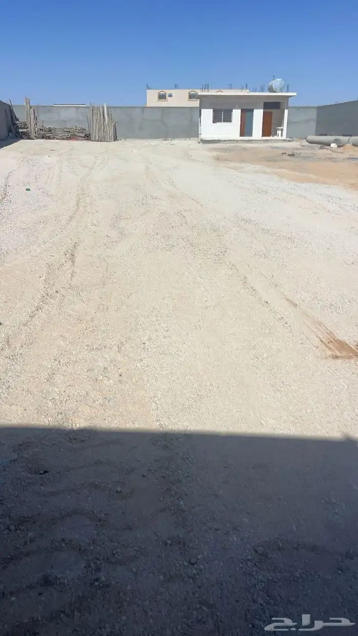 يوجد حوش كبير فيه غرفه ودورت مياه مساحة الحوش 1612متر 1
