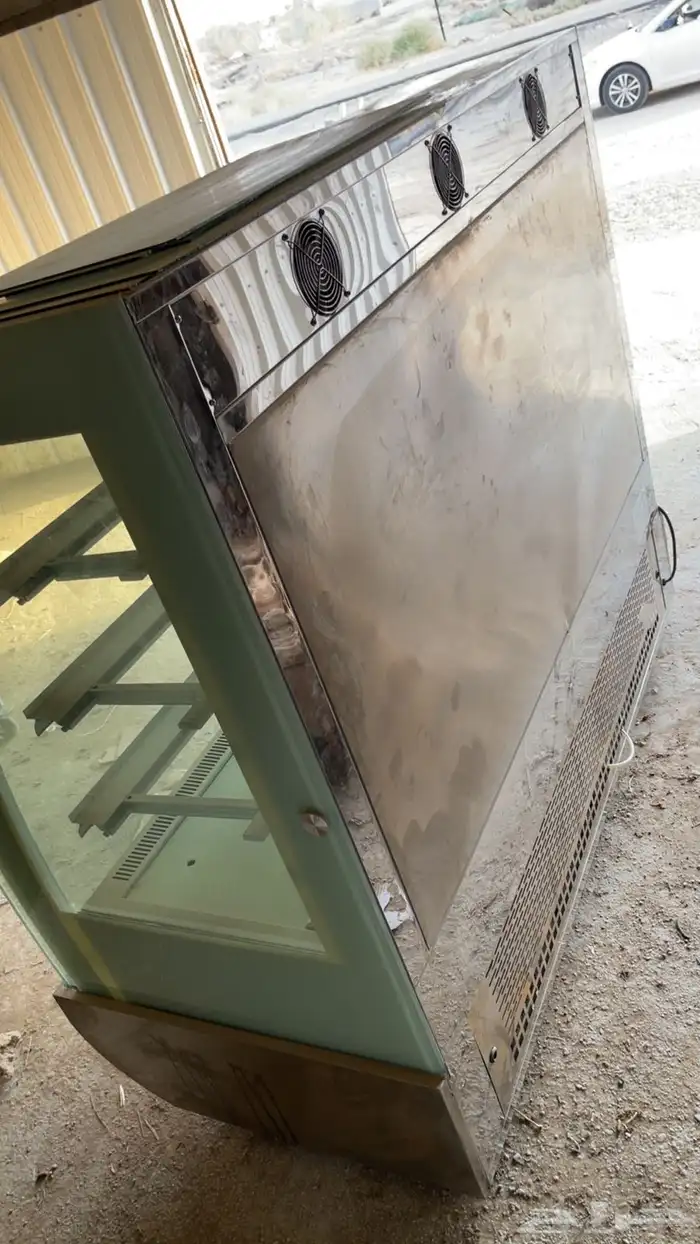 اغرض محل حلويات كامله ومن اجود انواع الخشب والثلاجات 30