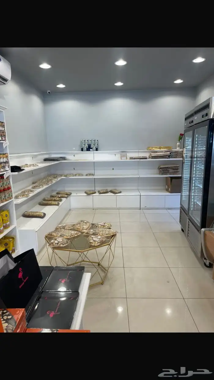اغرض محل حلويات كامله ومن اجود انواع الخشب والثلاجات 10