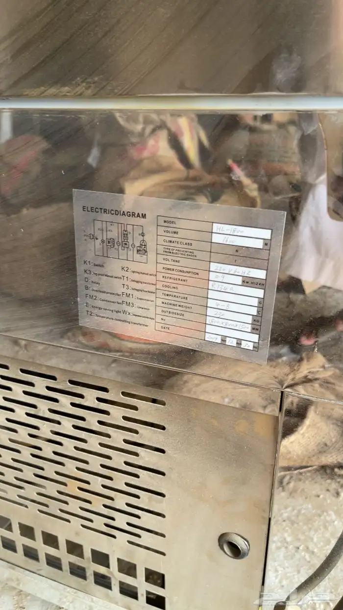 اغرض محل حلويات كامله ومن اجود انواع الخشب والثلاجات 40