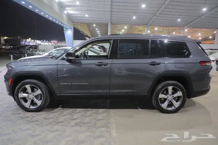 جيب جراند شيروكي ليمتد بانوراما جلد ستة سلندر موديل 2022 4