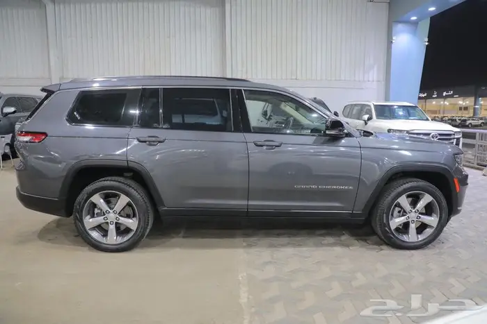 جيب جراند شيروكي ليمتد بانوراما جلد ستة سلندر موديل 2022 3