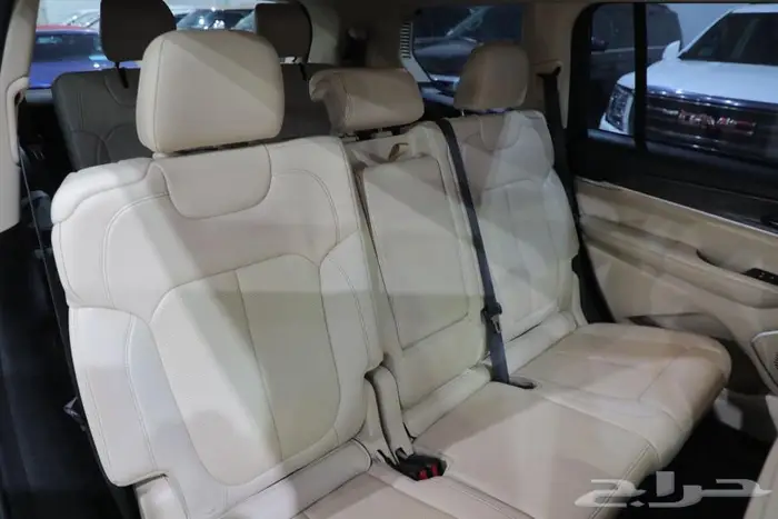 جيب جراند شيروكي ليمتد بانوراما جلد ستة سلندر موديل 2022 11