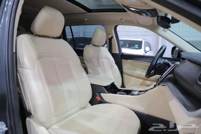 جيب جراند شيروكي ليمتد بانوراما جلد ستة سلندر موديل 2022 17