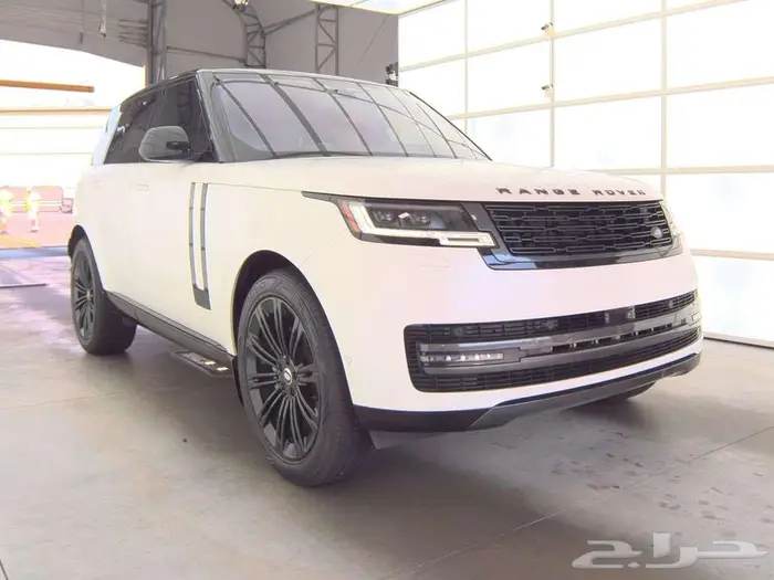 2023 Land Rover Range Rover SE 2