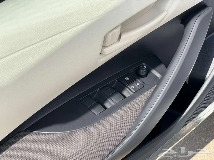 كورولا 2025   فئات XLI 2.0 و 1.5 بجميع أنواعها 18