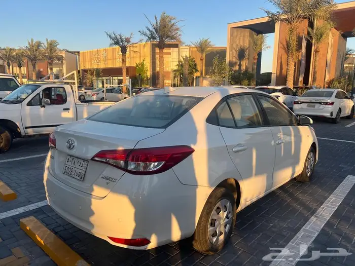 2022 تويوتا يارس 8