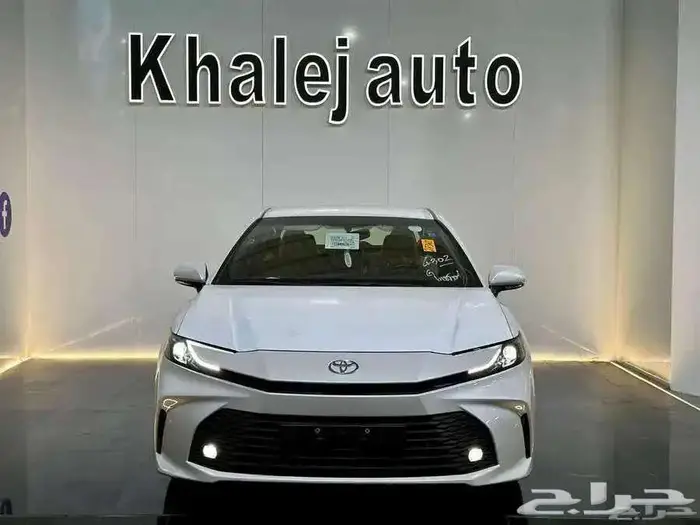 تويوتا كامري E هايبرد موديل 2025 1
