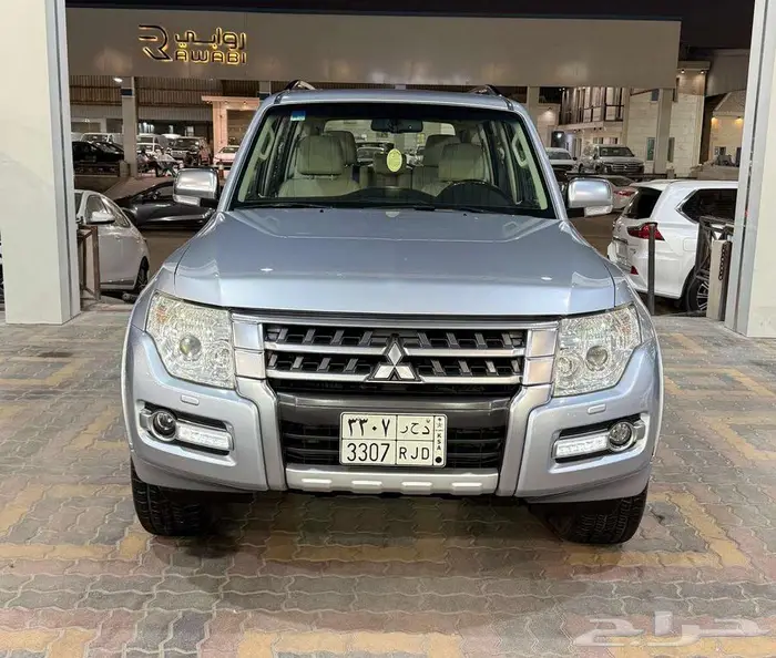 للبيع مستوبيشي باجيرو 2017 فئه GLS دبل 3.5 سعودي 0