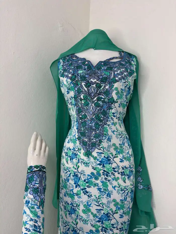 مخاوير قطع غير مفصلة تطريز على الصدر والاكمام 9