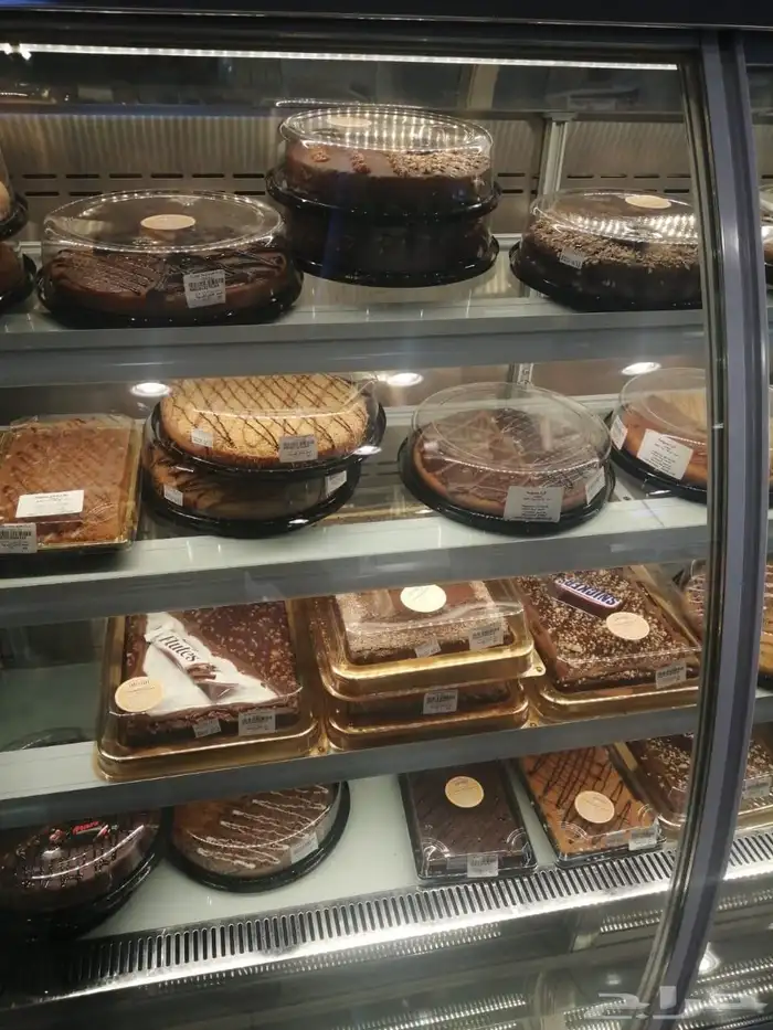 اغرض محل حلويات كامله ومن اجود انواع الخشب والثلاجات 14