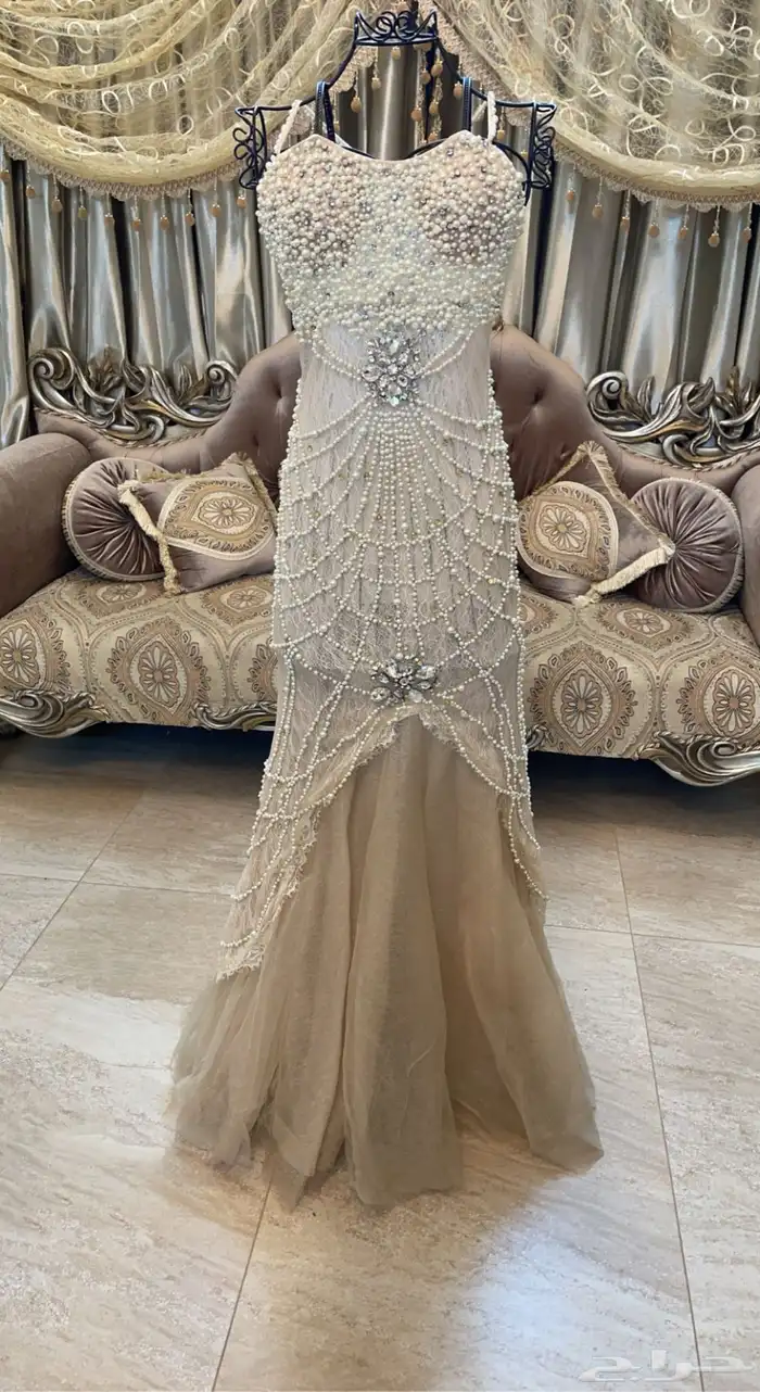فستان ملكي لون اوف وايت وبطانة بيج فاتح مشكوك لولو كامل فخم 1