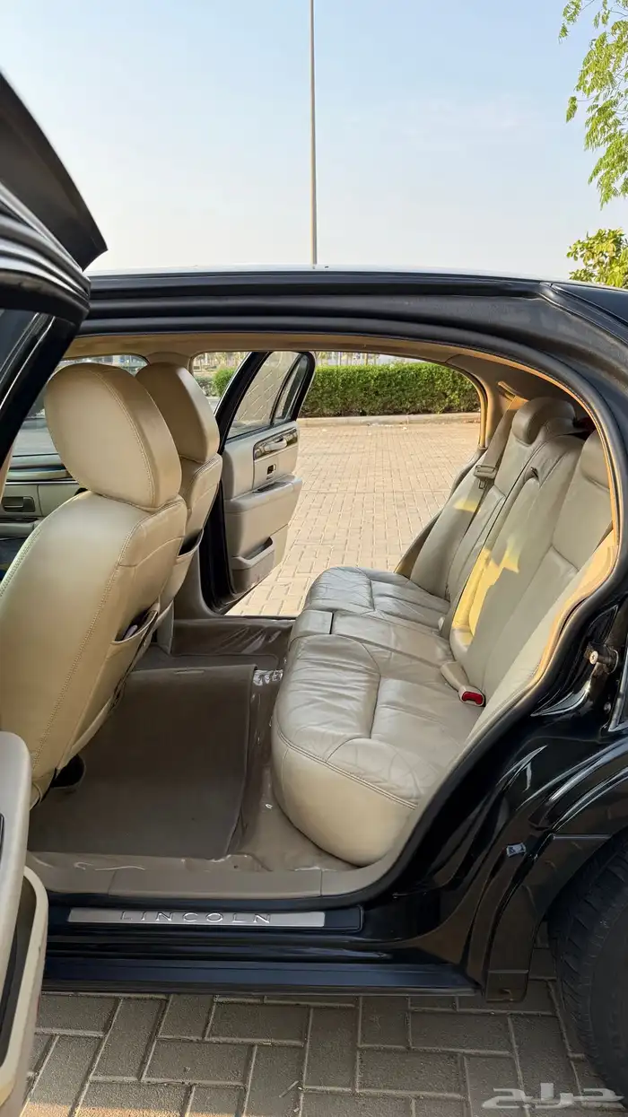 لنكولن تاون كار 2011 8