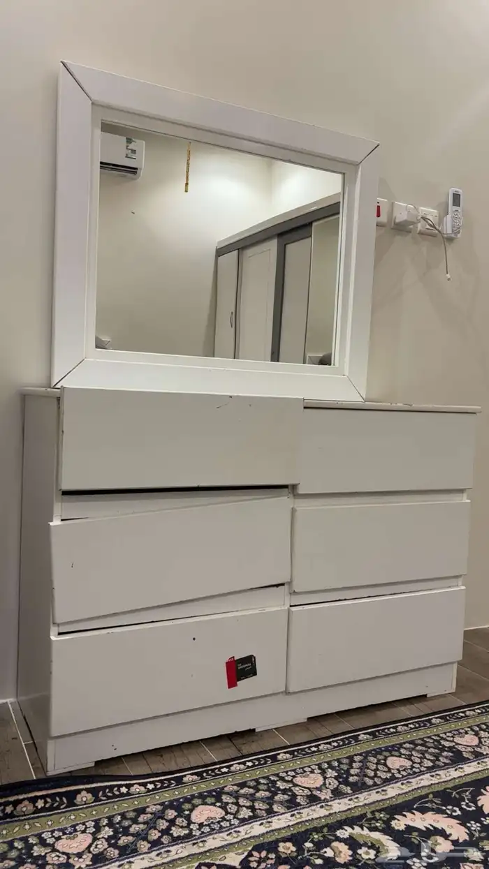 دولاب.3 متر.تسريحة بمرايه 6ادراج ..2 كومودينه.شوفنيره 1