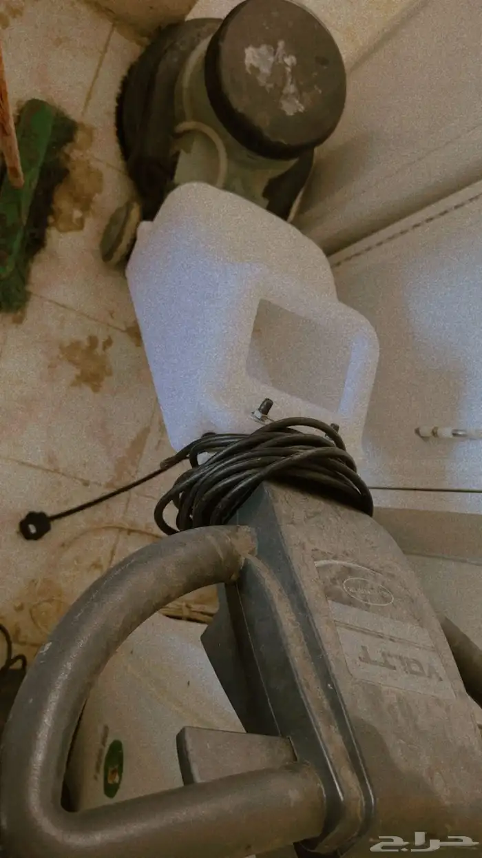 اللبيع اغراض محل زينة سيارات مع الرفرف وماطور الهواء 4