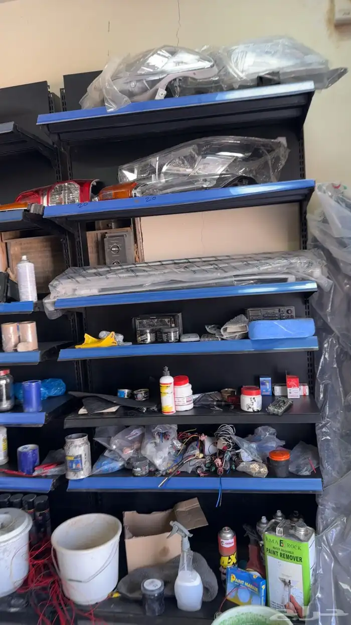 اللبيع اغراض محل زينة سيارات مع الرفرف وماطور الهواء 0