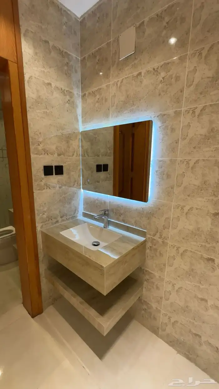 دور ارضي للبيع 6 غرف وصاله ومشب بحي البوادي 12