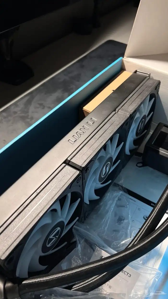 مبرد ليان لي Lian li مع شاشة تحكم 1