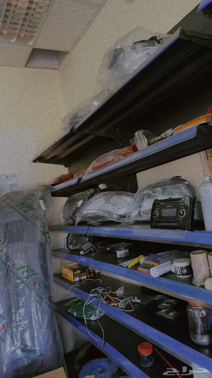 اللبيع اغراض محل زينة سيارات مع الرفرف وماطور الهواء 2