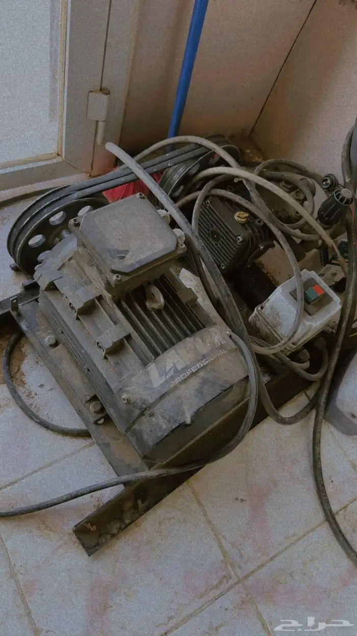 اللبيع اغراض محل زينة سيارات مع الرفرف وماطور الهواء 3