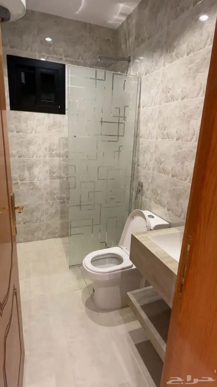 دور ارضي للبيع 6 غرف وصاله ومشب بحي البوادي 17