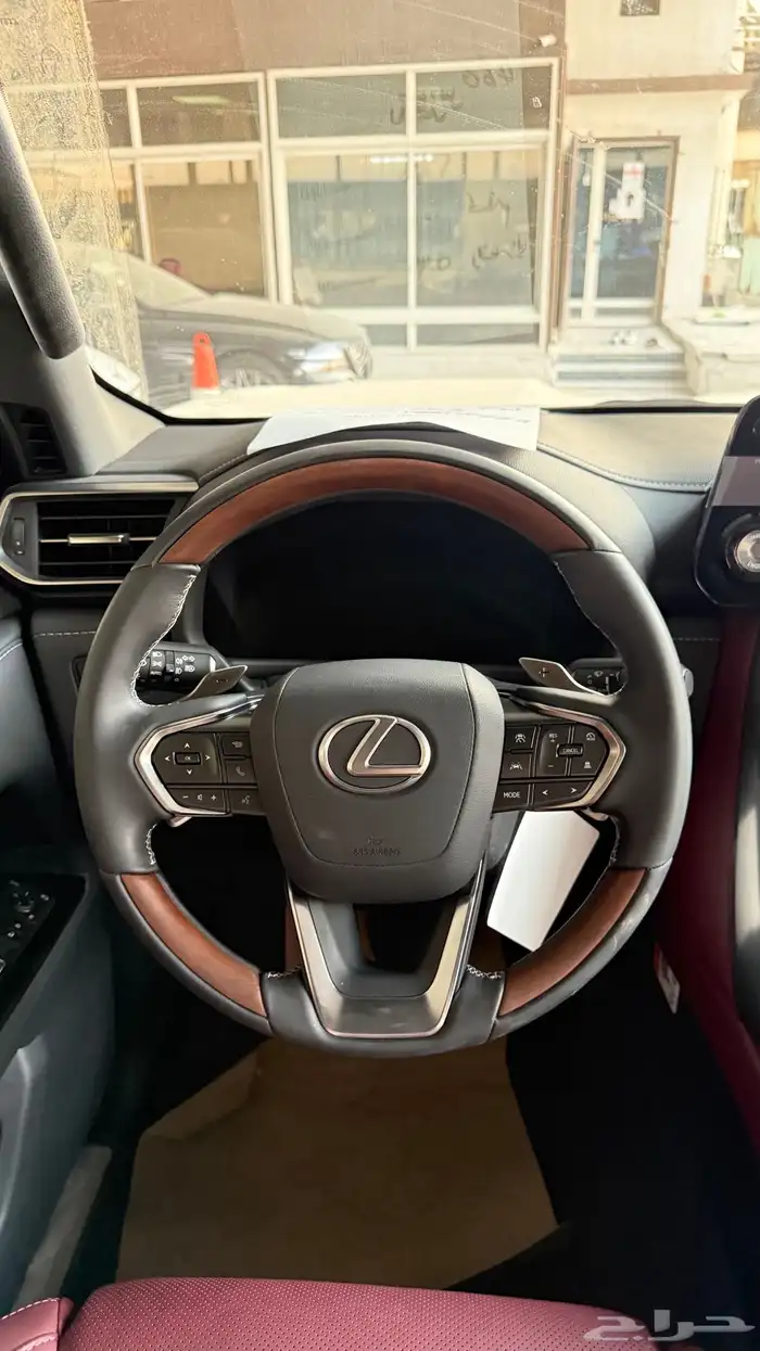 للبيع لكزس 2025 LX600 BB اصفار 12