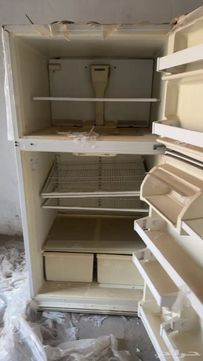 للبيع ثلاجة وطاولة 1