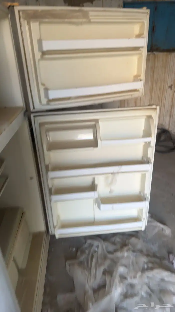 للبيع ثلاجة وطاولة 2
