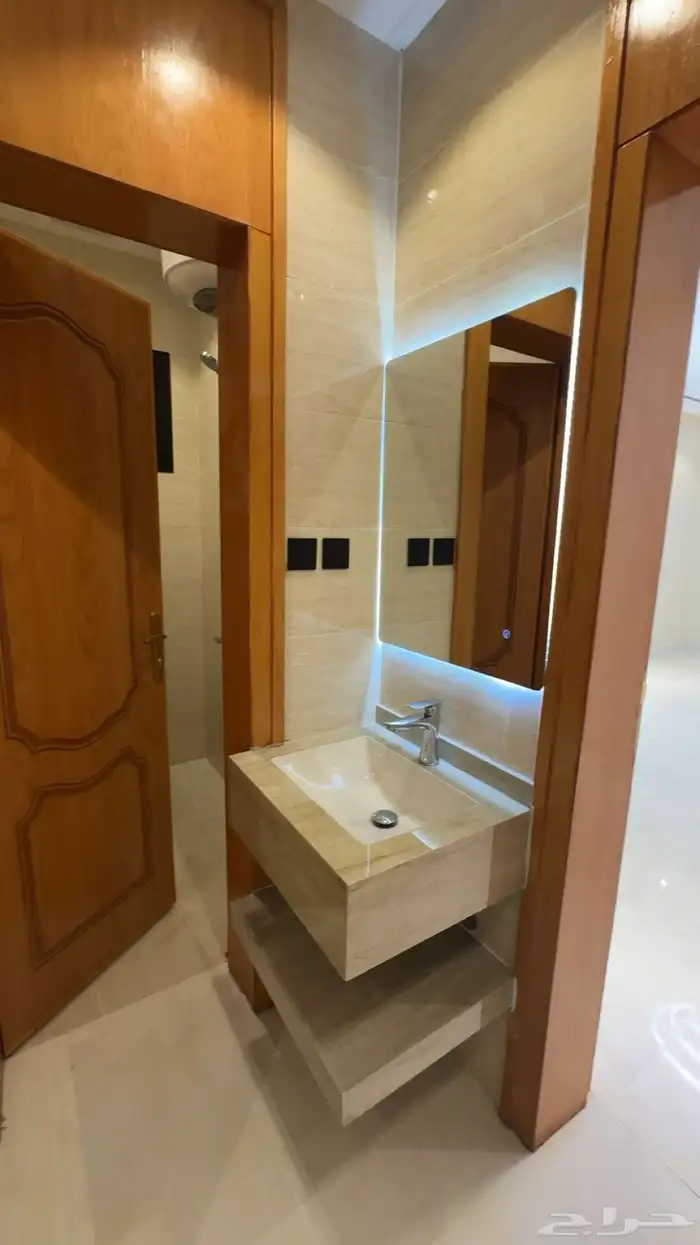 دور ارضي للبيع 6 غرف وصاله ومشب بحي البوادي 5