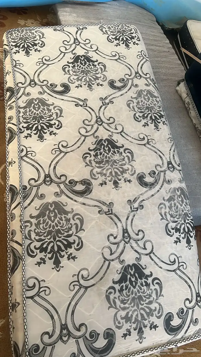 دولاب.3 متر.تسريحة بمرايه 6ادراج ..2 كومودينه.شوفنيره 4