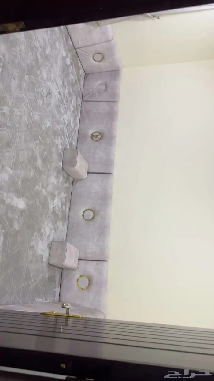 للبيع مساند وكنبات وطاولات 4