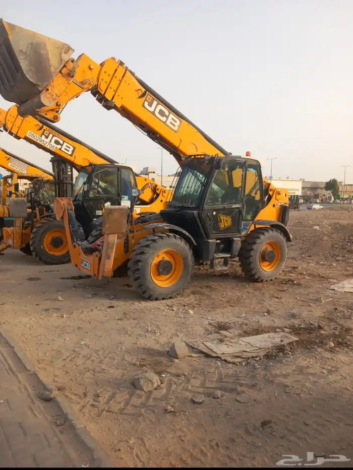 للايجار الشهري أو اليوميه روافع تلسكوبيه بوبكتات سيزر لفت رف 8