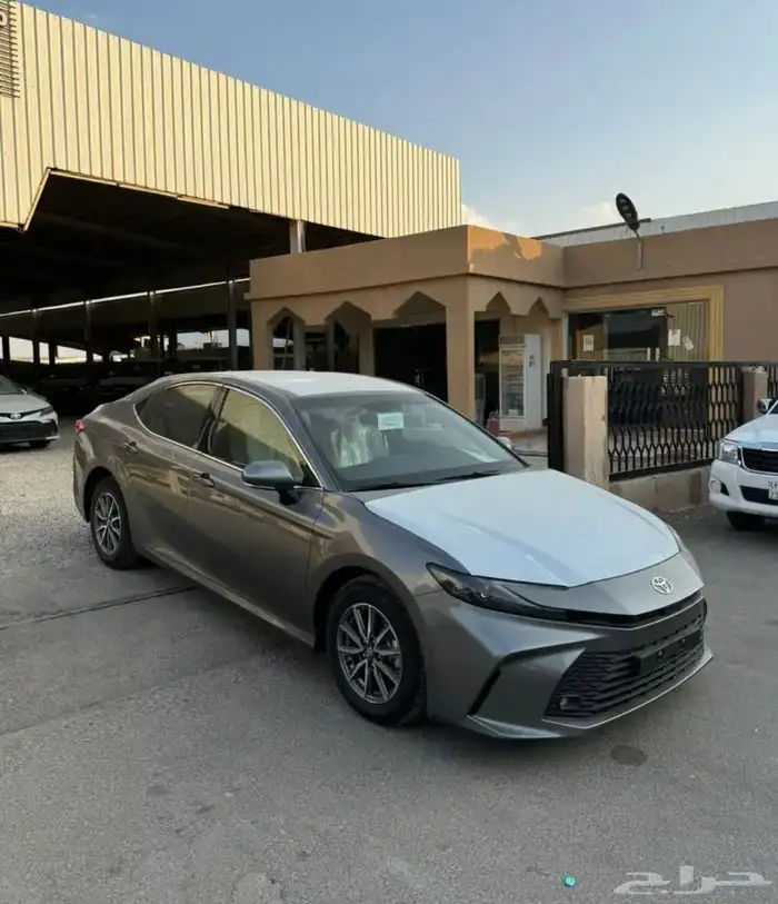تويوتا كامري 2025 E بنزين سعودي جديد اللون تيتانيوم 3