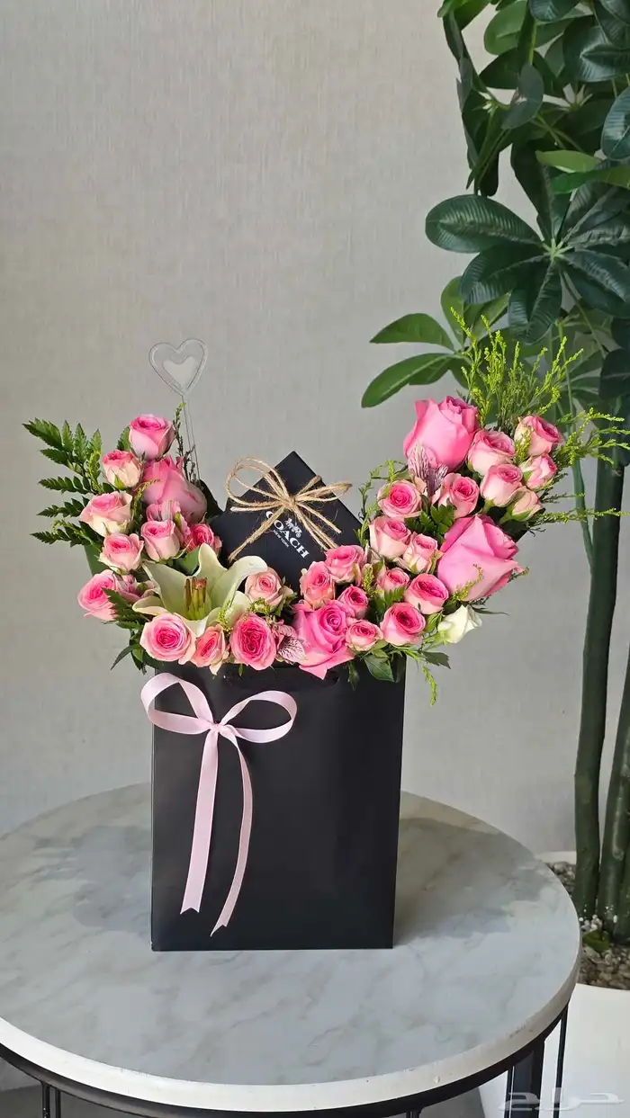 الجمال يتحدث بهدوء عندما يلتقي الأسود الفخم برقة الوردي 0