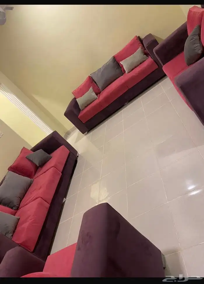 مكون من اربع قطع ثنتين كبار وحده وسط وحده فرديه اسفنج اصلي و 1