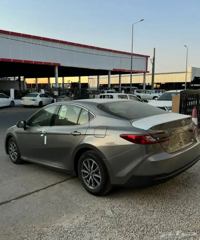 تويوتا كامري 2025 E بنزين سعودي جديد اللون تيتانيوم 6