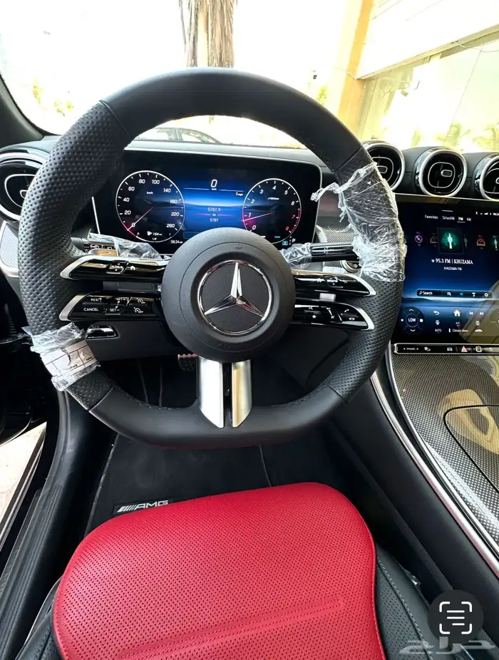 مرسيدس GLC300 AMG موديل 2025 شبه جديد وبضمان الجفالي 24