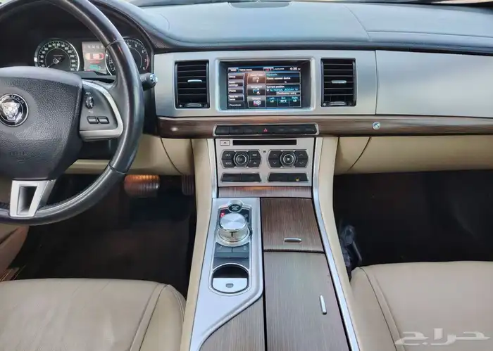 تمتع بسيارة جاكوار XF 2015 بحالة جيدة 12