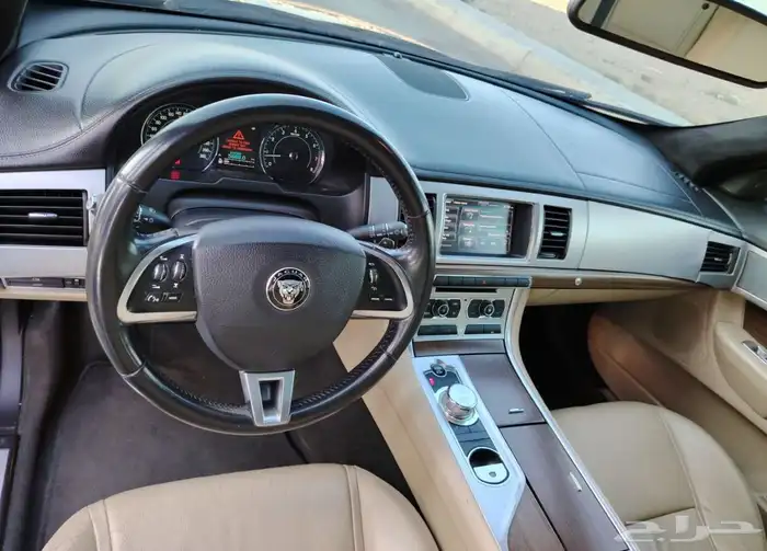 تمتع بسيارة جاكوار XF 2015 بحالة جيدة 20