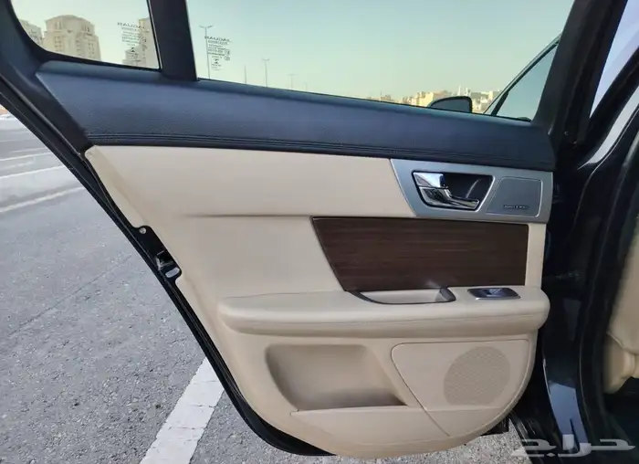 تمتع بسيارة جاكوار XF 2015 بحالة جيدة 13