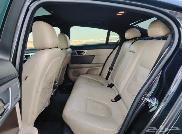 تمتع بسيارة جاكوار XF 2015 بحالة جيدة 10