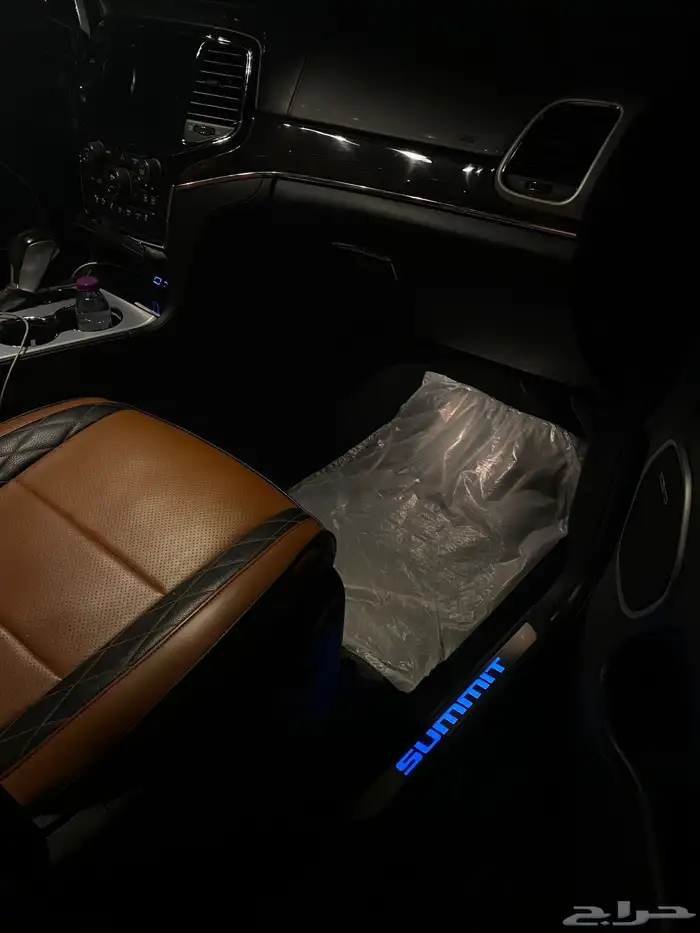 جيب جراند شيروكي Summit 2020 15