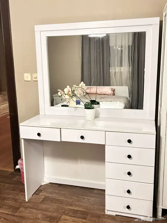 تسريحة مع مراية بحالة جيدة 1