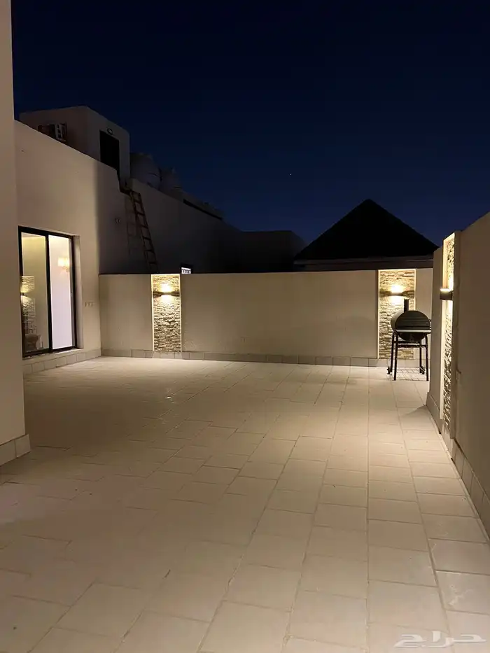 للإيجار شقة مؤثثة مع سطح الرياض حي الياسمين 115.000 0