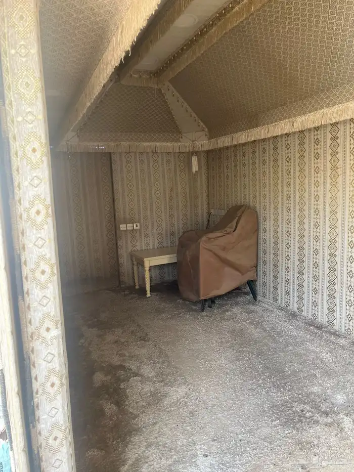 خيمة للبيع استخدام نظيف جدا  مقاس 2 5 في 4.5 2