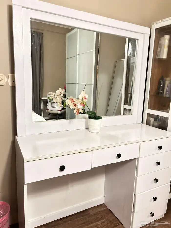 تسريحة مع مراية بحالة جيدة 0