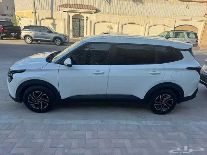 للبيع كيا كارينز بحالة الوكالة 3