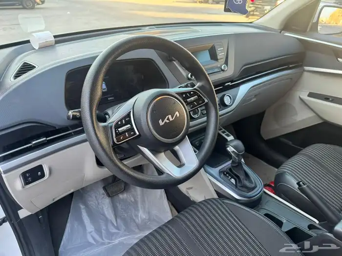 للبيع كيا كارينز بحالة الوكالة 4