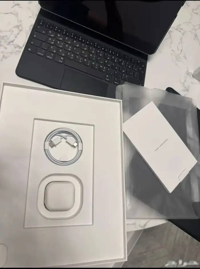 ايباد برو 13.9( الجيل السادس 6 ) 256 G ) ماجك كيبورد 1