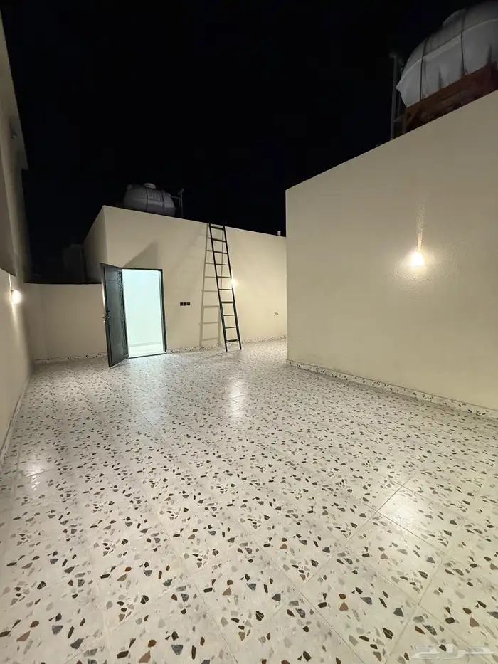 للبيع شقه علويه بدرج داخلي لسطح ابها حطين مقابل كبري المطار 24